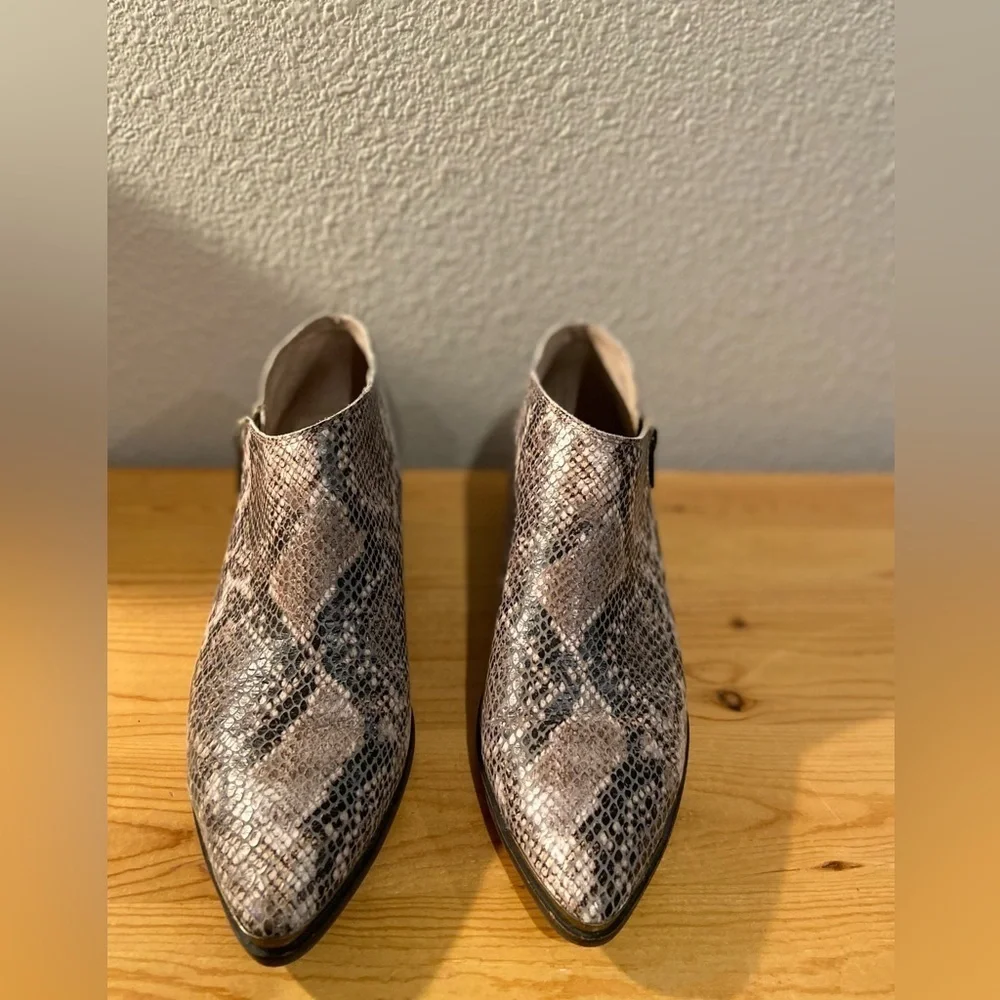 Lucky Brand~Neutral~Snakeskin Print~Pointed Toe~Block Heel~Ankle Booties~Size 10